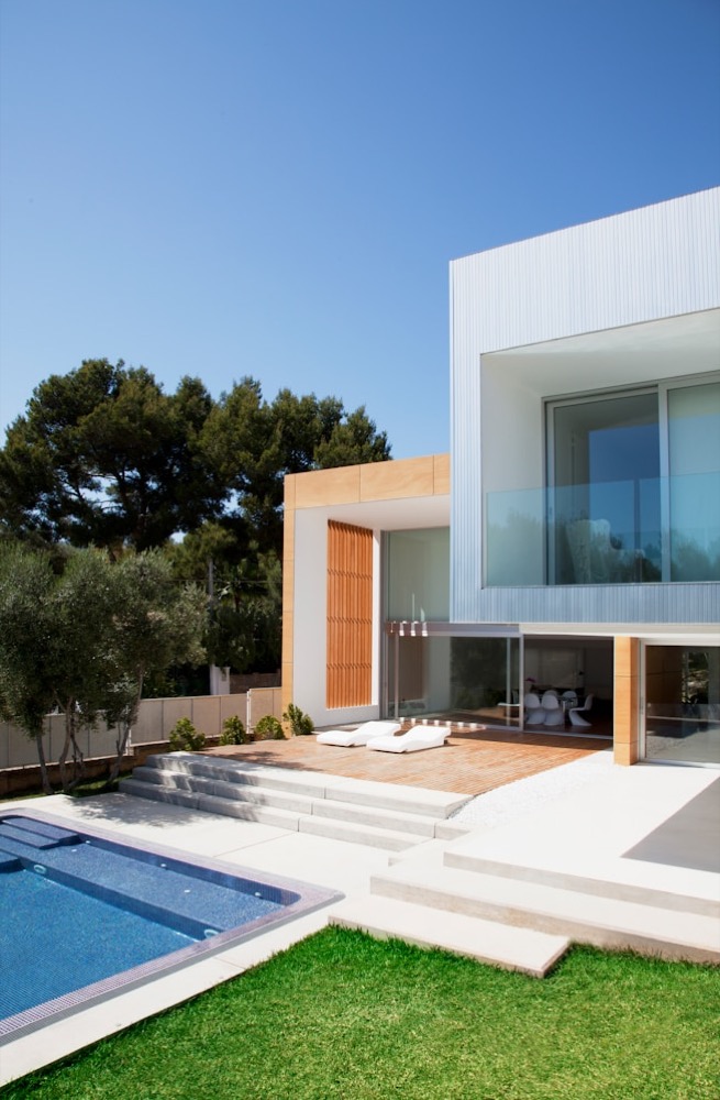 Entrance of a managed residence surrounded by trees