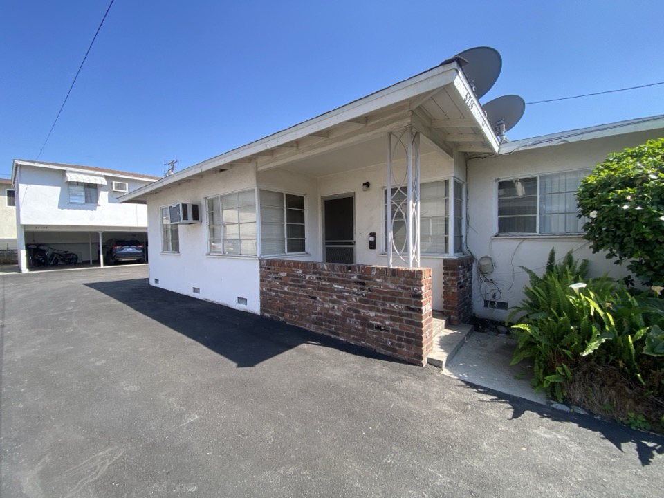 2-bedroom apartment with parking space in Schrader Blvd., Los Angeles