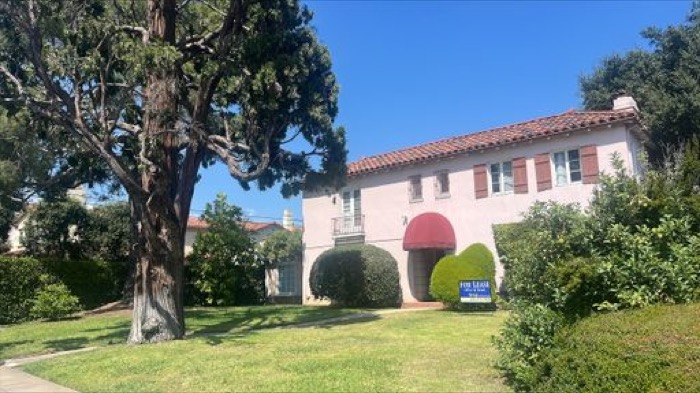 Spacious two bedrooms apartment in Pasadena