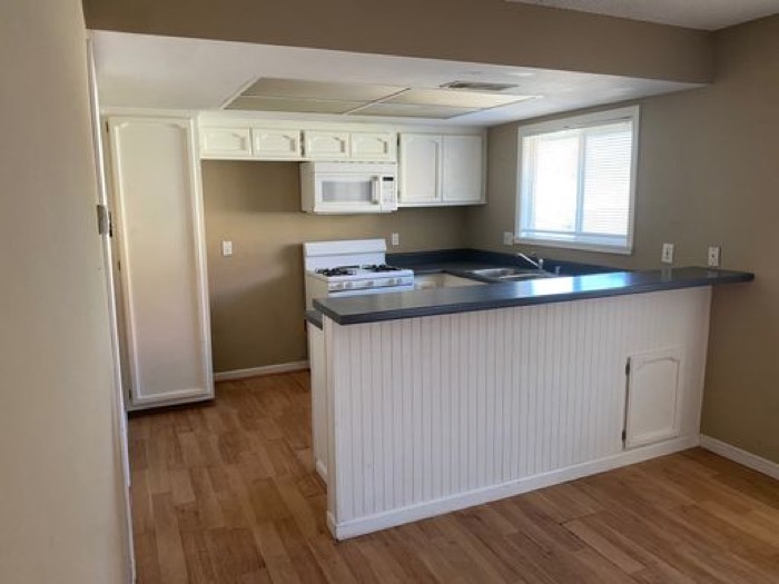 2-bedroom apartment with parking space in Schrader Blvd., Los Angeles